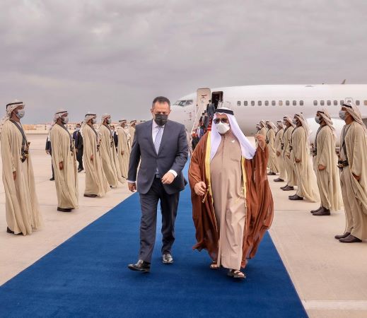 السلطات الإماراتية تستدعي معين عبدالملك وتكلف موظفاً صغيراً باستقباله