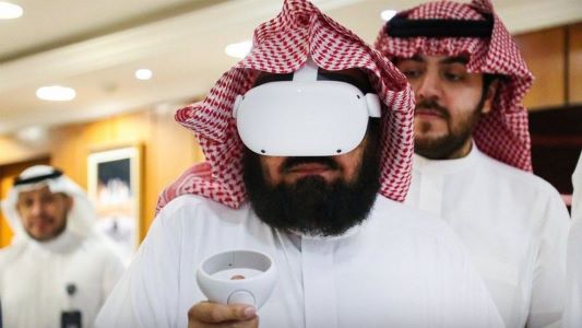 مبادرة سعودية لأداء الحج عن بُعد ولمس الحجر الأسود افتراضياً