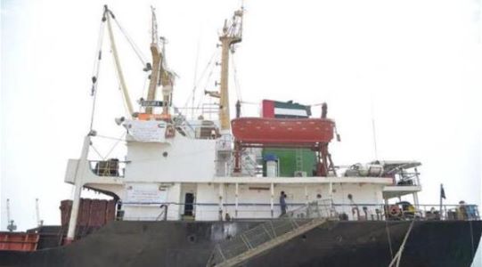 التحالف يتهم الحوثيين باختطاف سفينة شحن ترفع العلم الإماراتي قبالة الحديدة