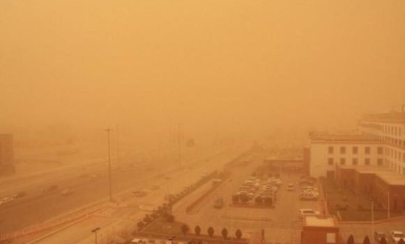 مركز الأرصاد يحذر من موجة غبار واسعة الانتشار في عدة محافظات يمنية