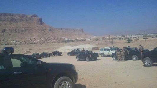 مسلحون قبليون يحاصرون معسكراً للشرعية في حضرموت ويهددون باقتحامه