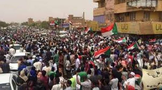 السودان .. مظاهرات مليونية تحاصر القصر الرئاسي في الخرطوم