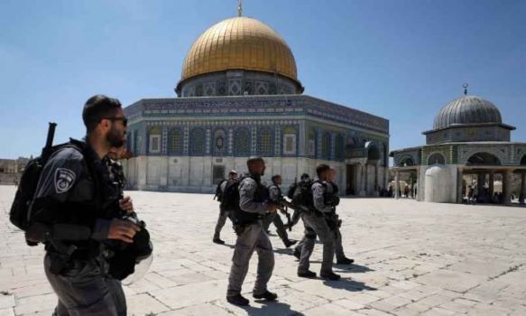 قوات الاحتلال تقتحم المسجد الأقصى وتعتدي على المصلين الفلسطينيين