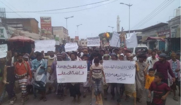 احتجاجات شعبية في أبين وتعز وحضرموت تندد بالفشل الاقتصادي للحكومة الشرعية