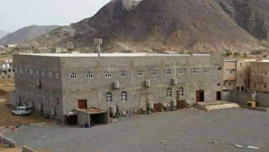 عشرات القتلى والجرحى في هجوم صاروخي استهدف مركز سلفي تابع للشيخ الحجوري