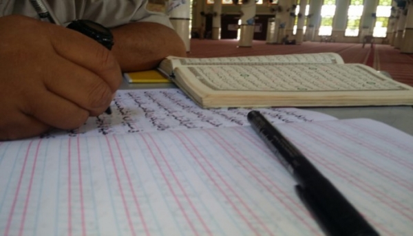 صحيفة خليجية تثير غضب المسلمين وتنشر مقالاً يدعو لإعادة كتابة القرآن الكريم