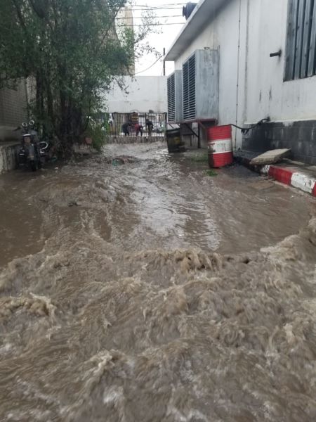 بفعل سيول الأمطار.. مستشفى الثورة بصنعاء يتحول إلى بحيرة مائية