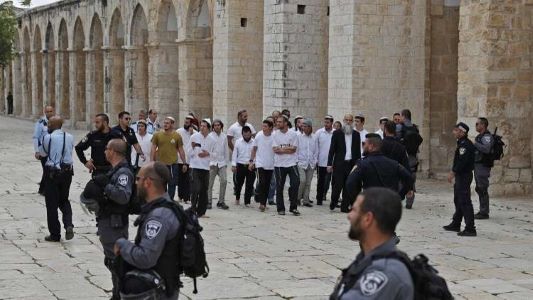 عشرات المستوطنين يقتحمون المسجد الأقصى بحماية شرطة الاحتلال الإسرائيلي