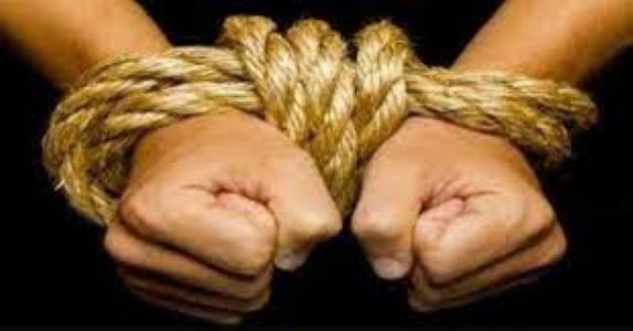 عدن .. مسلحون يختطفون سائقاً تركياً عقب ساعات من اختطاف طبيب يمني