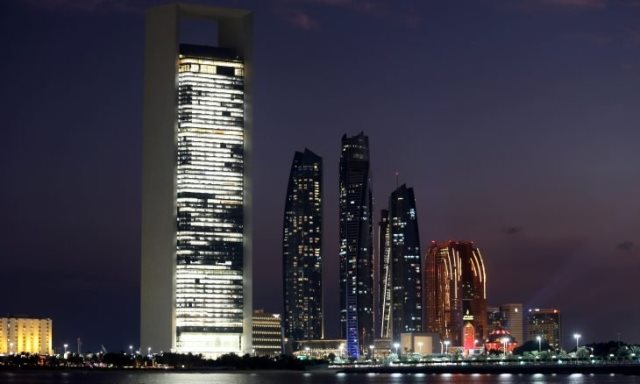 البنوك الإماراتية تسرح مئات الموظفين بسبب التباطؤ الاقتصادي وتغلق 49 فرعا
