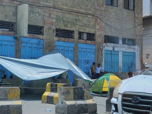 تدشيناً لمرحلة التصعيد .. متظاهرون ينصبون خياماً أمام مبنى محافظة تعز