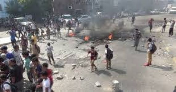 عدن .. احتجاجات شعبية غاضبة تنديداً بانقطاع المياه وتردي الخدمات