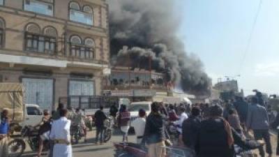 حريق هائل يلتهم محلات تجارية في أحد أحياء العاصمة صنعاء