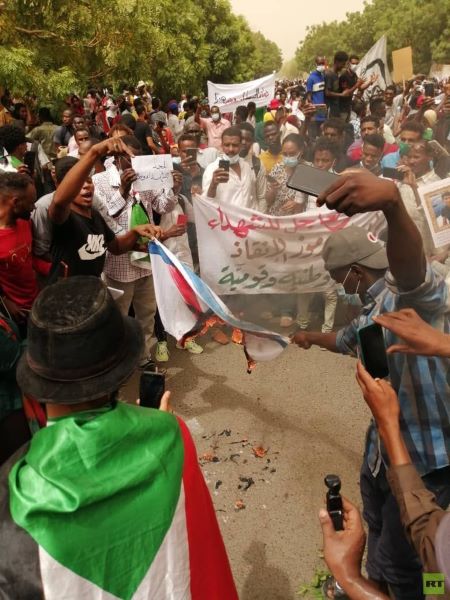 متظاهرون سودانيون يحرقون علم الكيان الإسرائيلي في الخرطوم