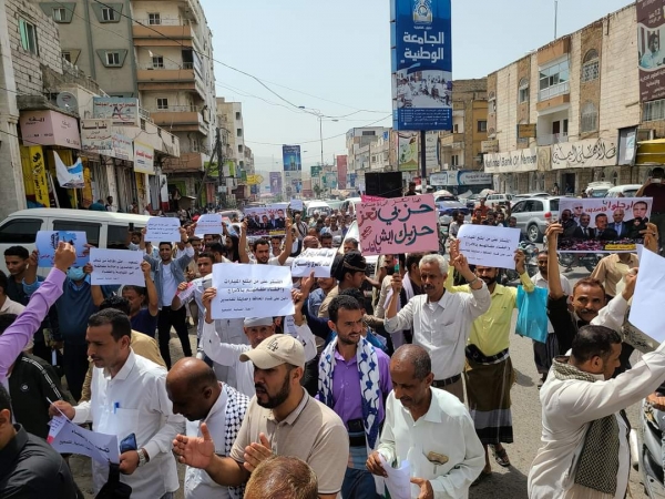 تواصل المظاهرات الشعبية المطالبة برحيل السلطة المحلية في تعز
