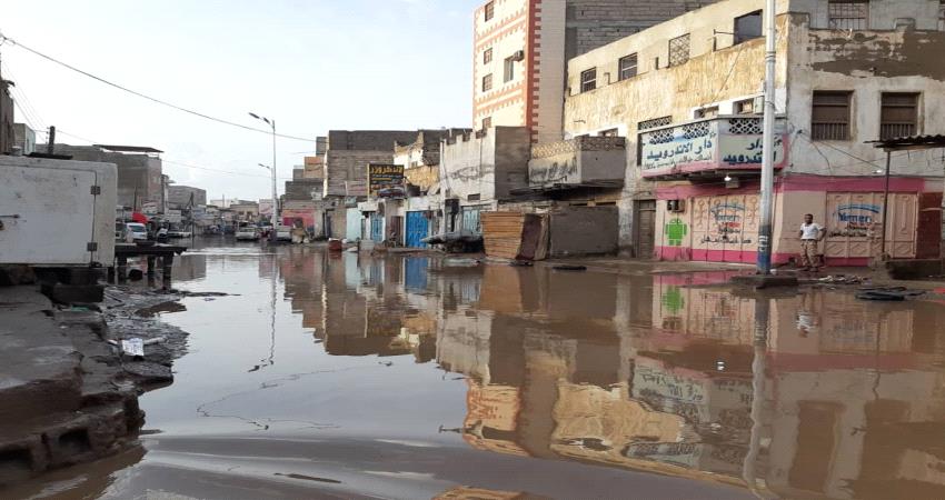 عدن .. تضرر 3 آلاف أسرة جراء الأمطار وتحذيرات من عاصفة جديدة