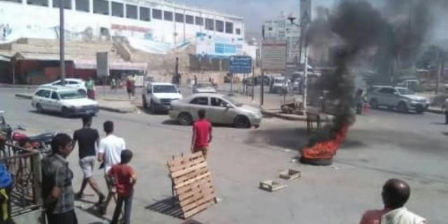 مواطنون يقطعون الخطوط الرئيسة في المكلا احتجاجاً على انقطاع الكهرباء