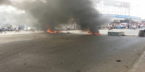 احتجاجات واسعة وقطع شوارع رئيسية في مدينة عدن جنوبي اليمن 