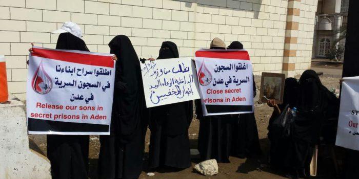 أمهات المعتقلين تطالب بالكشف عن المخفيين قسراً في سجون الإمارات بعدن