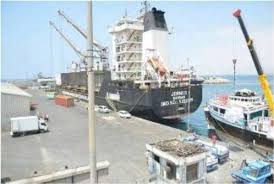 حكومة هادي توقف استيراد النفط من عمان والإمارات والعراق